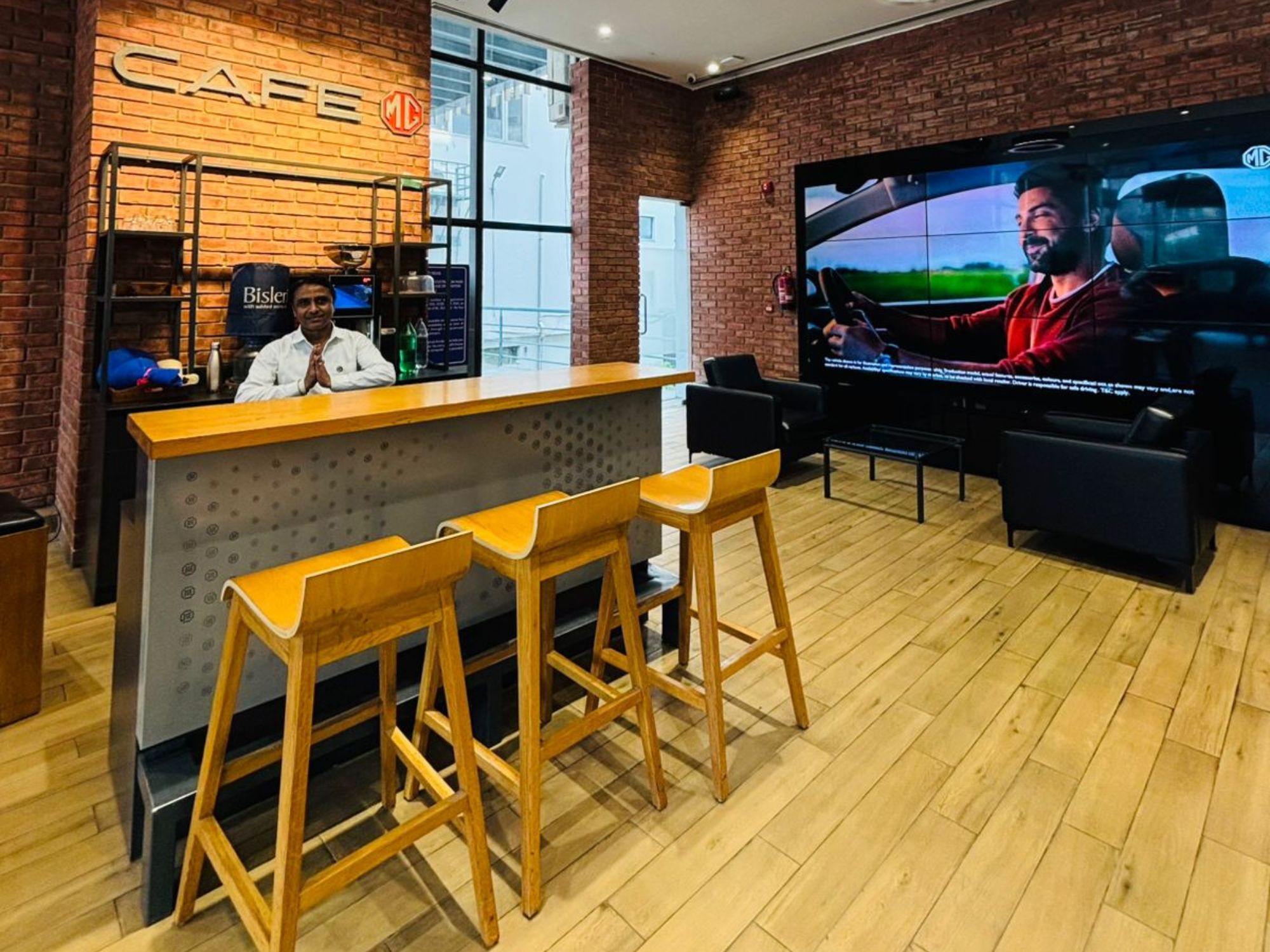 Morris Garages Delhi Kirti Nagar Sotre Image (12)